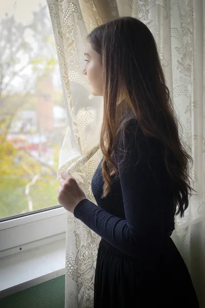 Tineri fată în negru rochie de epocă — Fotografie, imagine de stoc