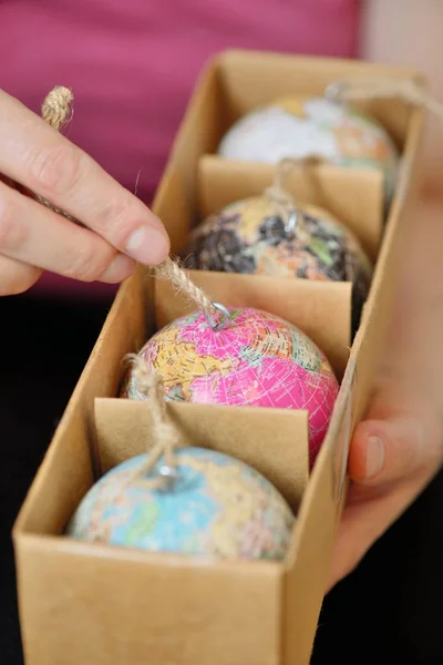 Bolas de Natal em forma de globo ou planeta — Fotografia de Stock