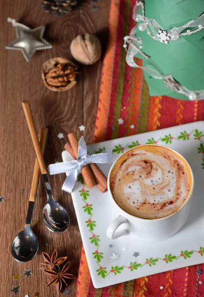 Чашка кофе и рождественские украшения — стоковое фото