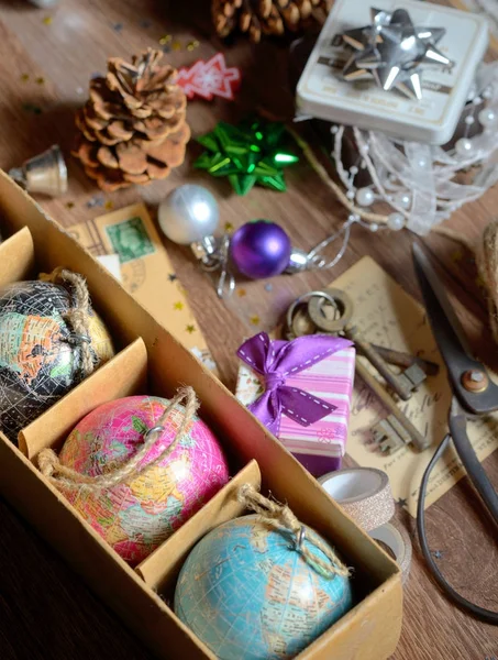 Presentes e ornamentos de Natal vintage — Fotografia de Stock