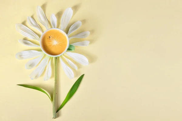 Φλιτζάνι του καφέ και τα πέταλα δημιουργήσετε λουλούδι — Φωτογραφία Αρχείου