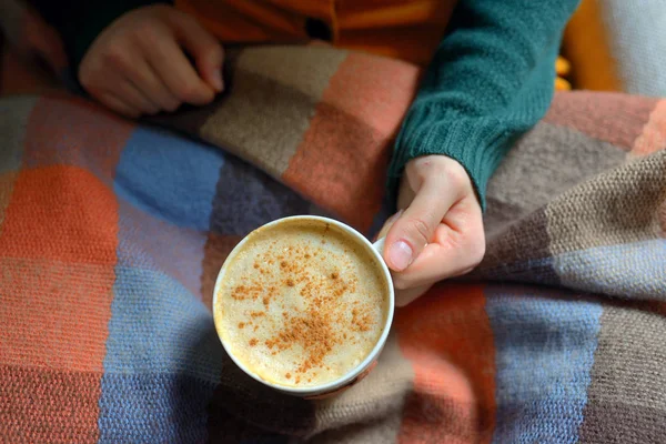 Cappuccino csésze forró tartó női — Stock Fotó