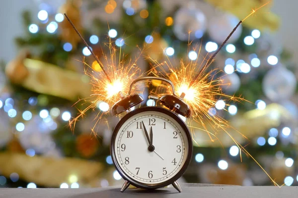 Feliz Ano Novo conceito com fogos de artifício Sparkler — Fotografia de Stock
