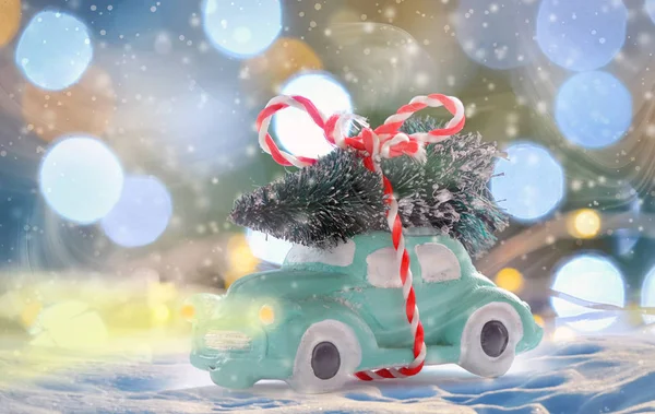 Leksaksbil som transporterar en julgran — Stockfoto