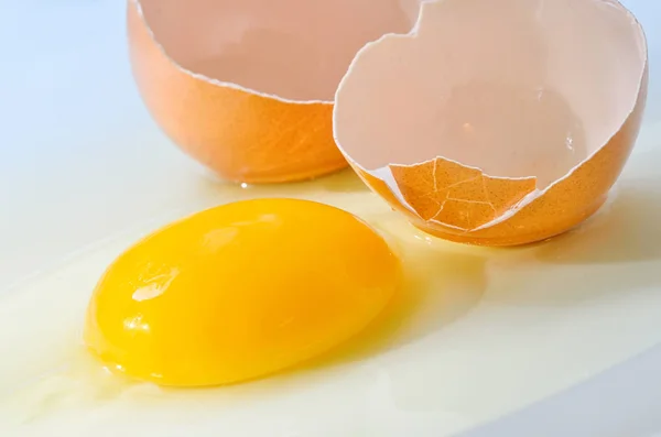 Złamane świeżych jaj — Zdjęcie stockowe