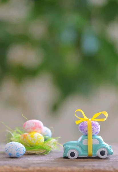 Hračka auto účetní velikonoční vajíčka — Stock fotografie