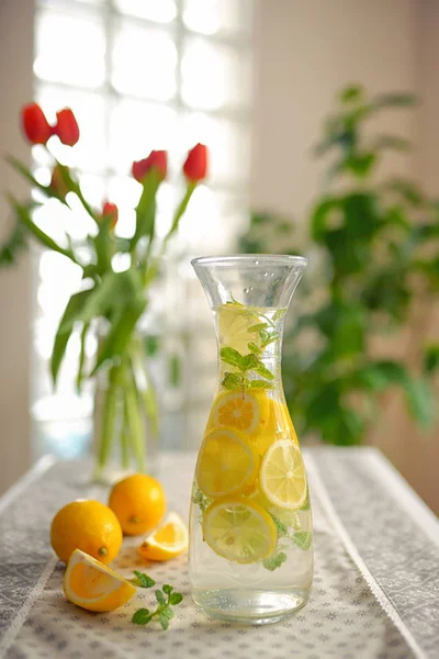 Verse limes en limonade — Stockfoto