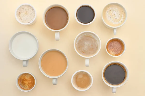 Různé typy kávy v šálcích. — Stock fotografie