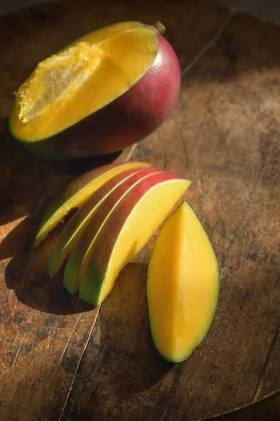 Frische Mangofrüchte auf dem Tisch — Stockfoto