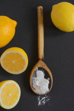 Limon ve kabartma tozu.