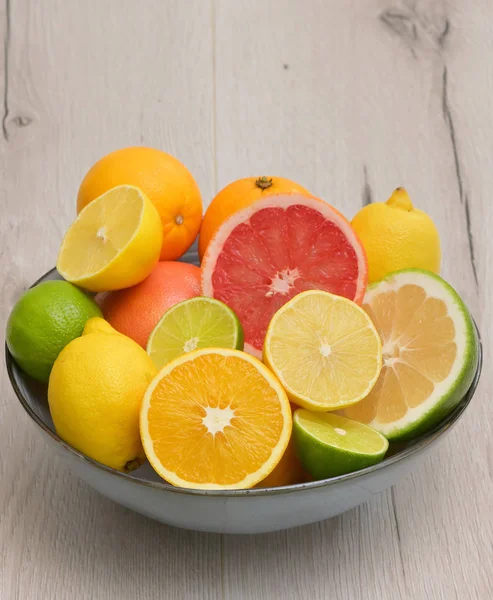 Surtido de frutas cítricas en mesa de madera — Foto de Stock