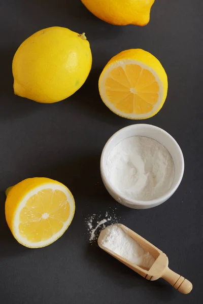 Citron et bicarbonate de soude sur table noire — Photo