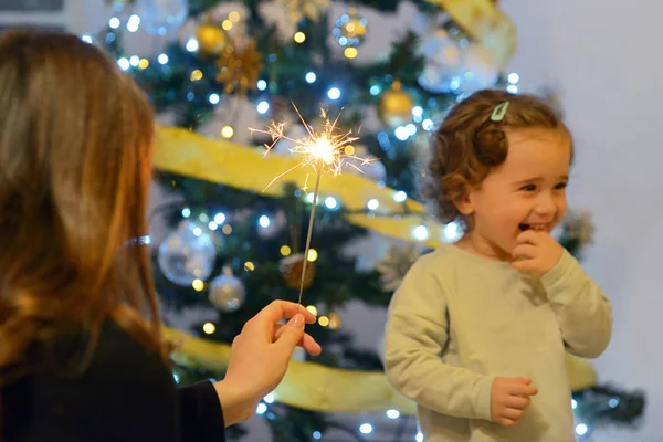 Girls looking at festive fire sparks. — Stock Photo, Image