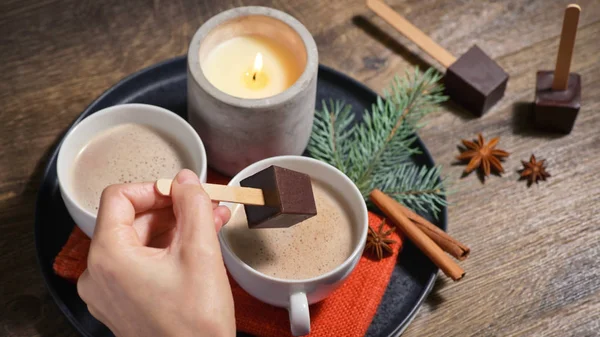 Warme chocolade met chocoladesticks — Stockfoto