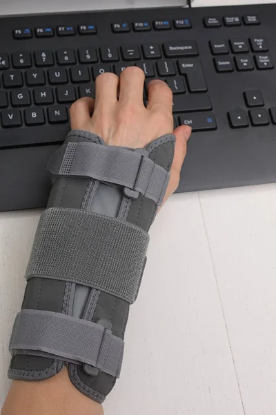 Contused mão da mulher no estabilizador de trabalho — Fotografia de Stock