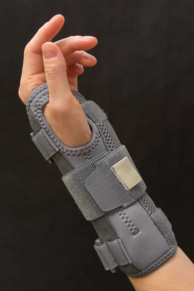 Contused kobieta ręka w stabilizator — Zdjęcie stockowe