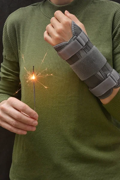 Woman With Sparkler and Contused Hand — Stock Photo, Image