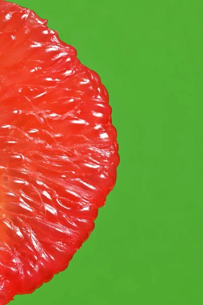 Skalad skiva av saftig grapefrukt — Stockfoto