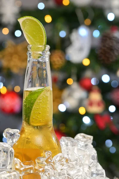 Cerveza con rebanada de cal —  Fotos de Stock