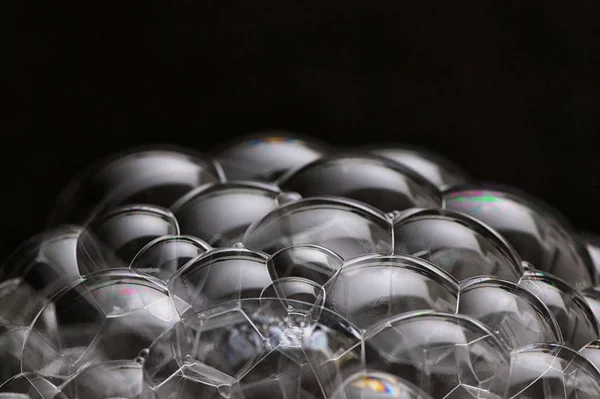 Tvål bubblor på svart bakgrund — Stockfoto