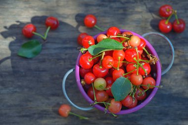 Metal kovada olgun kiraz