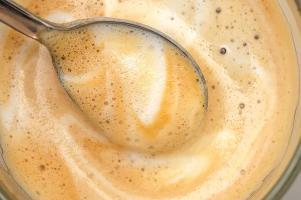 ミルクと泡のコーヒー — ストック写真