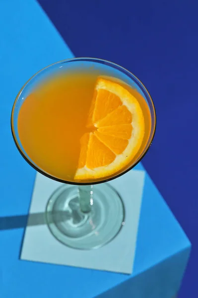 Cocktail laranja na mesa — Fotografia de Stock