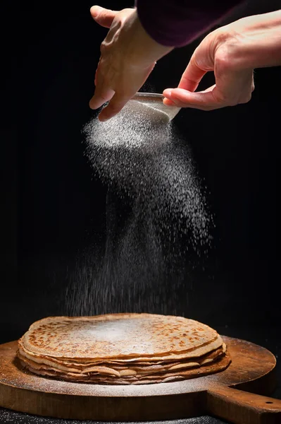 Pila di frittelle con zucchero in polvere schizzi — Foto Stock