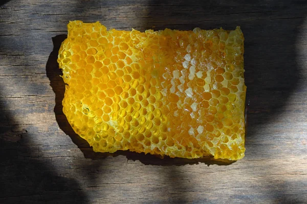 Honeycomb på träbordet — Stockfoto