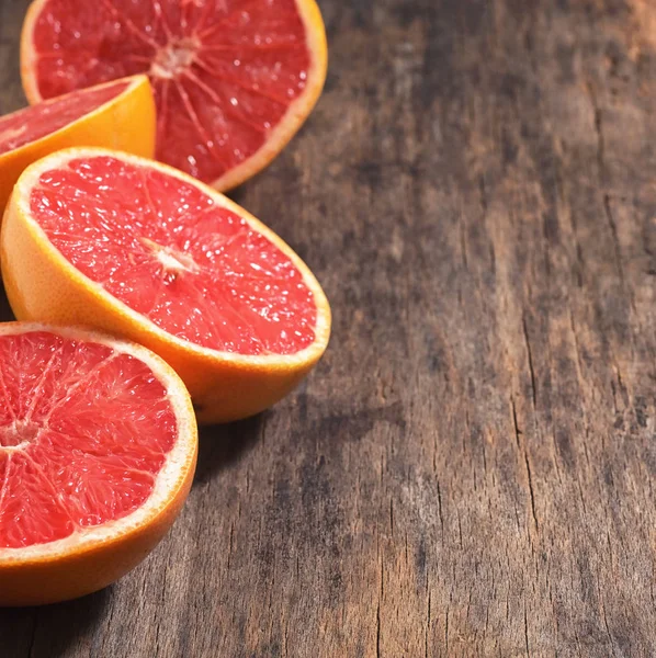 Нарезанные красные спелые грейпфруты — стоковое фото