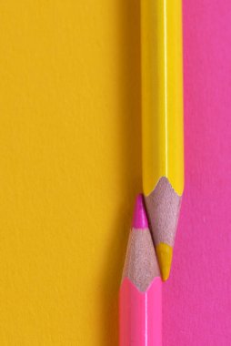 Kağıt arkaplanda sarı ve pembe boya kalemleri
