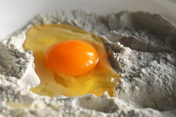 Yema de huevo en un montón de harina — Foto de Stock