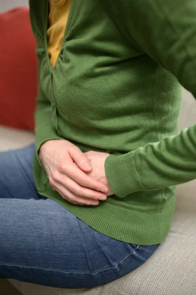 Nő Gyomor Fájdalmas jele petefészek fájdalom — Stock Fotó