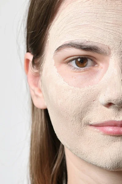 Jeune femme avec masque facial — Photo