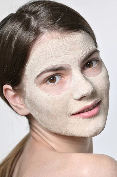 Jeune femme avec masque facial — Photo