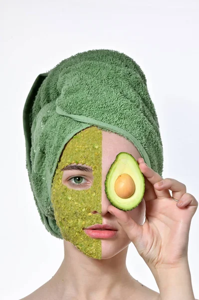 Женщина в маске с авокадо — стоковое фото
