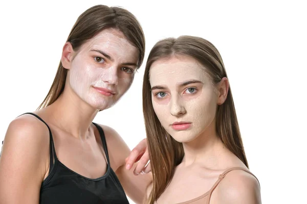 Mulheres jovens com máscara facial — Fotografia de Stock