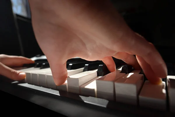 Details Van Hands Playing Piano Kamer — Stockfoto