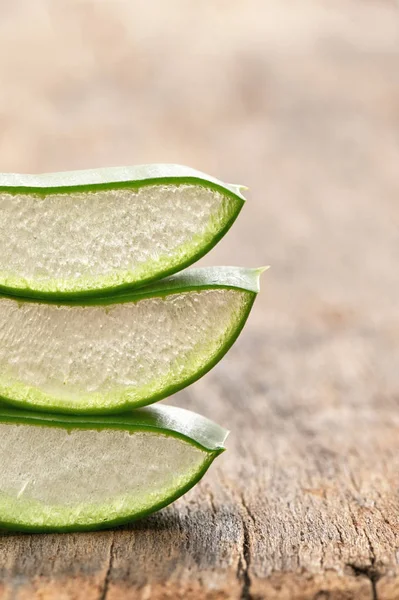 Slices Aloe Vera Leaves Wooden Table — Stock Photo, Image
