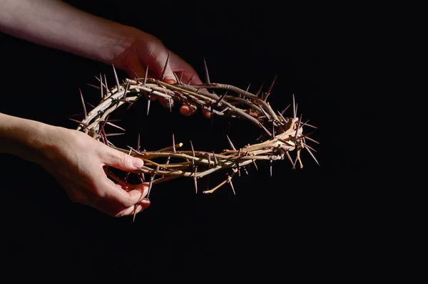 Hands Crown Thorns Black Wooden Background — Stock Photo, Image