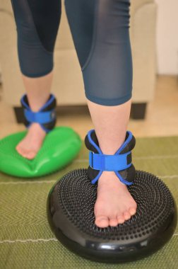 Hasta, bacak travmasından sonra evinde yatıyor.