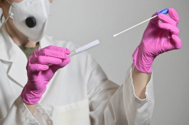Hemşire, Coronavirus için örnek tutuyor. 19 numaralı test.