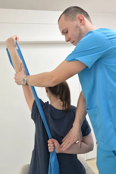 Egy Fiatal Férfi Fizioterapeuta Segít Egy Tini Lánynak Nyújtózkodni — Stock Fotó
