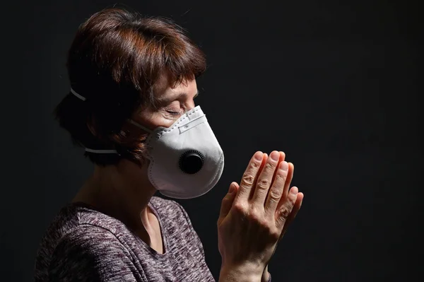 Mujer Con Máscara Virus Protección Médica Orar Sobre Fondo Oscuro — Foto de Stock