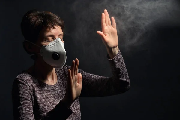 Frau Trägt Medizinische Virenschutzmaske Auf Dunklem Hintergrund — Stockfoto