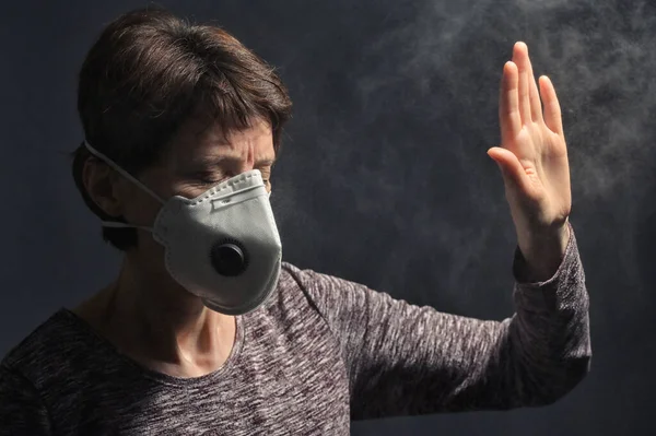 Mujer Con Máscara Virus Protección Médica Sobre Fondo Oscuro — Foto de Stock