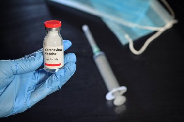 Eldiven Tutan Kadın Eli Coronavirüs Aşısı