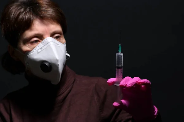 Woman Wearing Medical Protective Virus Mask Syringe — Stock Photo, Image