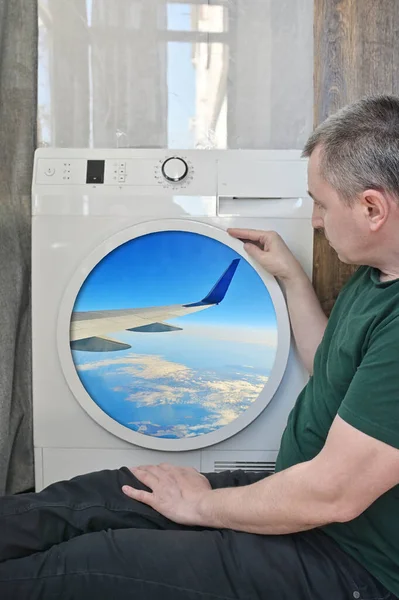 Izolace Muž Cestující Při Pohledu Přes Mytí Mashine Window Plane — Stock fotografie