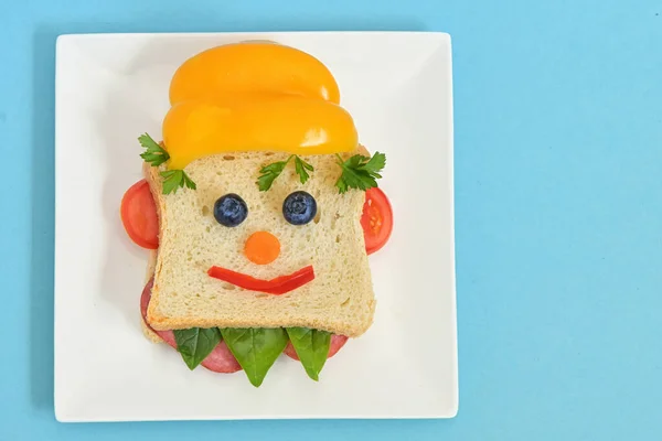 Creatief Kinderontbijt Met Glimlachende Werkster Gezicht — Stockfoto